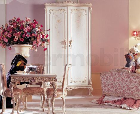 Элегатный шкаф, стол и стулья для комнаты Jumbo.