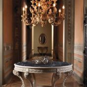 Элегатный стол и люстра ручной работы.