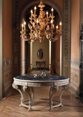 Элегатный стол и люстра ручной работы.