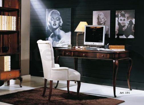 Письменный стол с тремя ящиками разного размера.