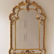 Фигурное зеркало в красивой резной раме