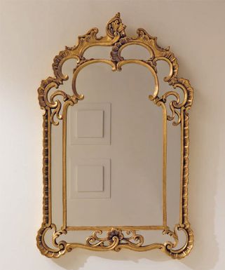 Фигурное зеркало в красивой резной раме