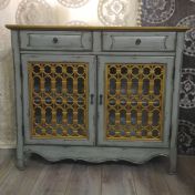 Небольшой буфет с резными дверками.