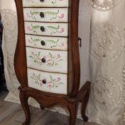 Небольшой комод