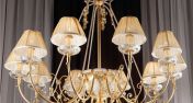 Люстра с «позолоченными» плафонами