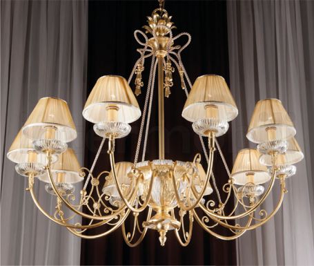 Люстра с «позолоченными» плафонами