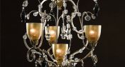 Подвесная люстра с золотистыми плафонами
