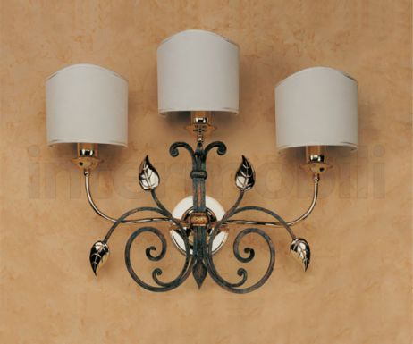 Настенный светильник с «кованым» декором