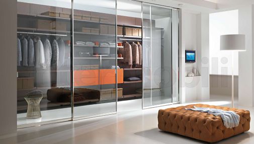 Гардеробная Mercantini с раздвижными дверями из дымчатого стекла
