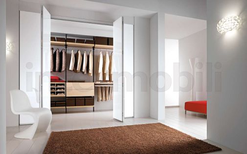 Гардеробная с белыми матовыми дверями от Mercantini