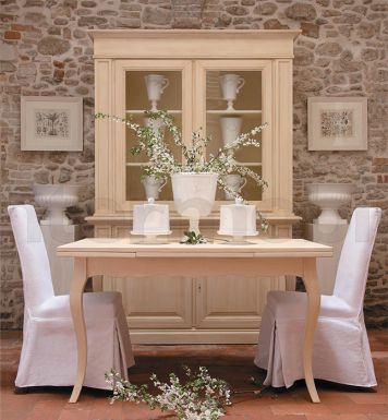 Гарнитур для столовой в романтичном стиле