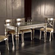 Стол и стулья для столовой