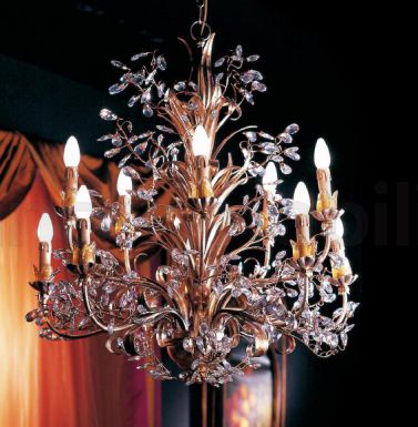 Хрупкая люстра из тонких деталей.