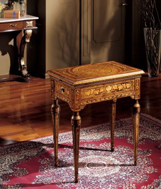 Инкрустированный столик в классическом стиле