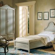 Искусственно состаренная мебель для спальной комнаты