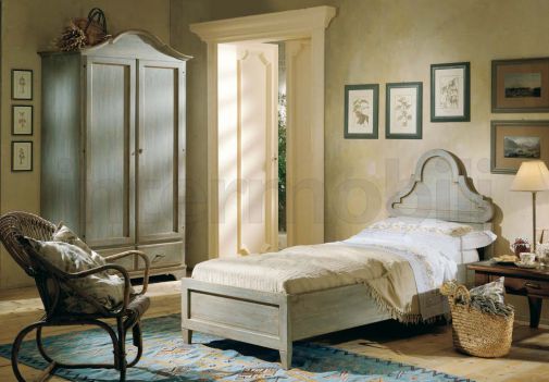 Искусственно состаренная мебель для спальной комнаты