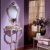 Изящная консоль и зеркало в резной раме