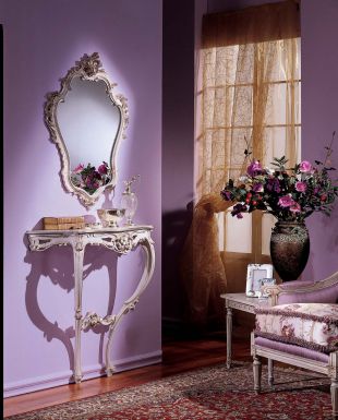 Изящная консоль и зеркало в резной раме