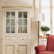 Изящная витрина MEDICEA из натурального дерева