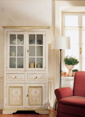 Изящная витрина MEDICEA из натурального дерева