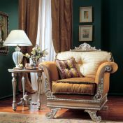 Изящное кресло и туалетный столик для гостиной