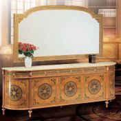 Изящный комод с зеркалом в ажурной раме.