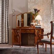 Изящный туалетный столик и удобное кресло.