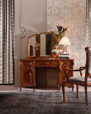 Изящный туалетный столик и удобное кресло.