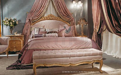 Изысканная кровать и мягкая скамья.