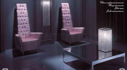 Изысканные кресла и зеркальный столик.