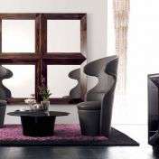 Кресла с маленьким столиком