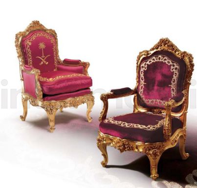Изысканные кресла для гостиной комнаты.
