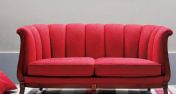 Изысканный диван кораллового оттенка.