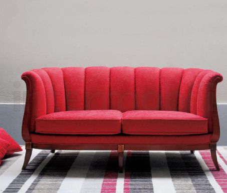 Изысканный диван кораллового оттенка.