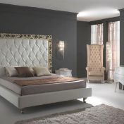 Изысканный гарнитур для светлой спальни.