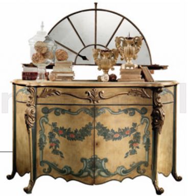 Изысканный комод в старинном стиле