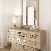 Изысканный комод и зеркало.