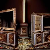 Изысканный шкаф и роскошный комод с зеркалом.