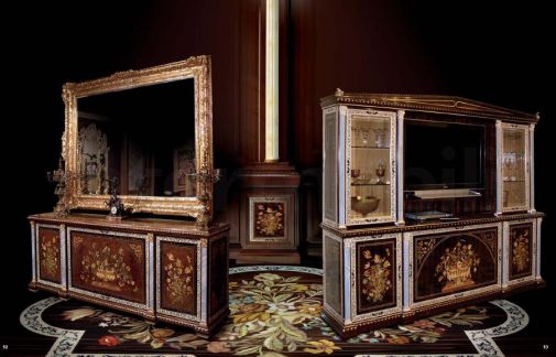 Изысканный шкаф и роскошный комод с зеркалом.