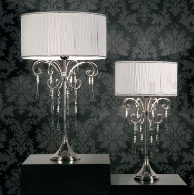 Лампа с белым абажуром