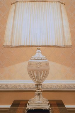 Настольная лампа с хрустальной «вазой»