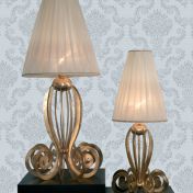 Настольная лампа с завитой основой