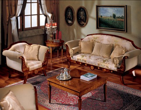 Классическая гостиная с мягкой мебелью и столиками