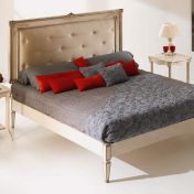 Классическая композиция для спальной комнаты с большой кроватью