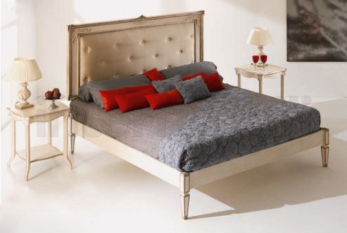 Классическая композиция для спальной комнаты с большой кроватью