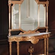 Классическая консоль с большим зеркалом.