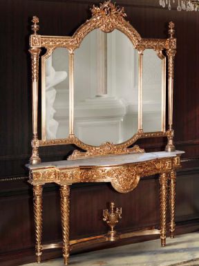 Классическая консоль с большим зеркалом.