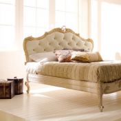 Классическая кровать с позолоченной отделкой