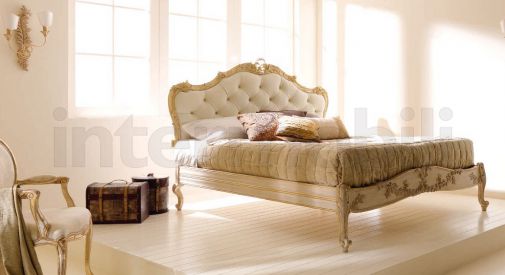Классическая кровать с позолоченной отделкой