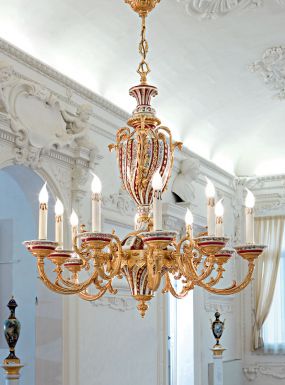 Классическая люстра с позолоченной отделкой и фарфоровыми вставками